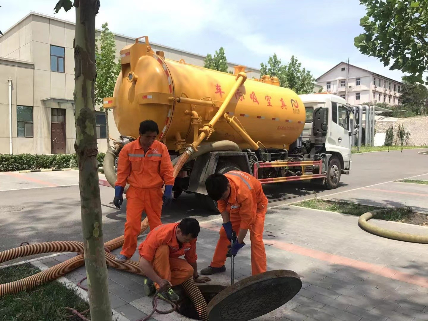 迪庆管道疏通车停在窨井附近