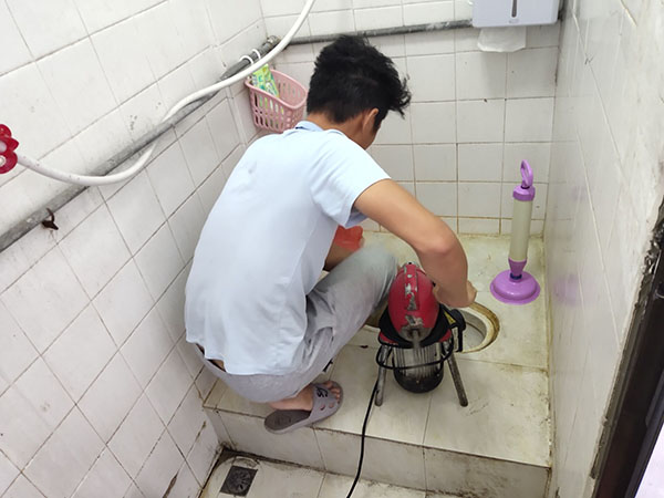 迪庆管道堵塞冒臭气 专业师傅现场解决问题