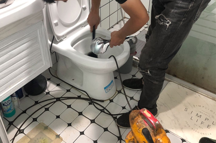 迪庆马桶堵塞自己疏通还是找师傅？专业上门服务让你省时更省心