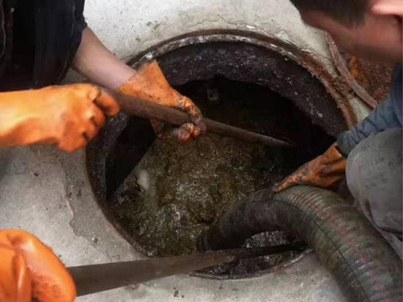 迪庆清理化粪池时如何避免沼气的危害？